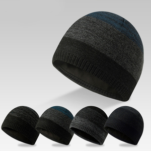 Bonnet tricoté unisexe à blocs de couleur en acrylique, chaud et rayé pour l'hiver, pour adultes, décontracté et d'extérieur - Product Image 1