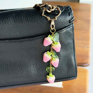 Porte-clés classique en perles motif fraise, fermoir coquille dorée, écologique, fait main, breloque de sac de mariage, tirette de fermeture éclair, motif feuilles MULTI - Product Image 2