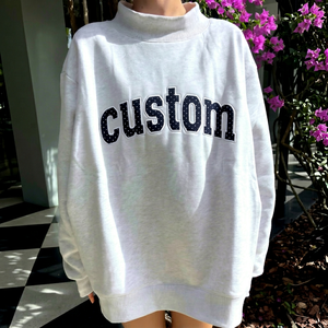 Sudadera Blanca Oversize de Cuello Alto para Mujer con Logotipo Personalizado en la Parte Delantera, Manga Regular, Tejido de Algodón, Estilo Otoñal - Product Image 1