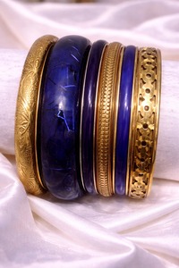 Bracelets en résine, métal et bois de créateur, qualité supérieure, bijoux faits à la main pour des tenues élégantes au quotidien - Product Image 1