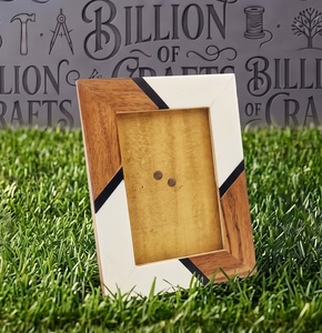 Cadre photo moderne en bois et résine fait main, orientation verticale, installation sur table, décoration intérieure, vente en gros - Product Image 1