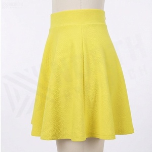 Minifalda de Cintura Alta para Mujer, Corte en A, Color Amarillo Sólido, Estilo Casual, 100% Poliéster, Tejido Cómodo para Usar en Todas las Estaciones - Product Image 3