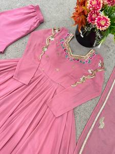 Lanzamiento del nuevo diseño de moda: Vestido, pantalón y dupatta de georgette sintético con bordado de lentejuelas, listo para usar. - Product Image 5