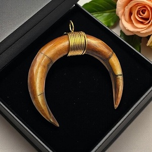 Colgantes de Hueso Hechos a Mano con Temática Animal, Ecológicos y Elegantes, que Abrazan la Naturaleza, de FS International - Product Image 2