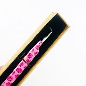 Pince à cils argentée avec embout brillant et rose, pour Halloween, à 90 degrés, pour volume intense / Emballage individuel en boîte jaune - Product Image 2