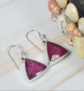 Pendientes de Rubí Natural al por Mayor, Plata de Ley 925, Hechos a Mano, Triangulares, Colgantes, Estilo Vintage Boho, Joyería Fina - Product Image 2