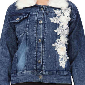 แจ็คเก็ตยีนส์ผู้หญิงทรงสวยทันสมัย ปกและแขนเสื้อขนเฟอร์แบบพับได้ สีซีดสไตล์ขาดๆ - Product Image 6