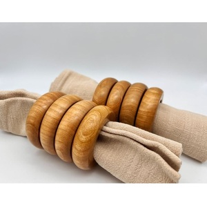 Ensemble d'anneaux de serviette faits à la main en bois naturel, design nordique, accessoire de table durable pour mariage et dîner par curio Craft - Product Image 5
