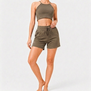 Ensemble de vêtements confortable pour femmes en deux pièces, composé d'un haut à col haut et d'un short fonctionnel - Product Image 4