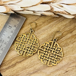 Boucles d'oreilles pendantes Primum Look Design Nœud Celtique, Bijoux Bohème Tendance en Laiton pour Femme, Finition Laiton Antique, Goutte Géométrique Creuse - Product Image 2