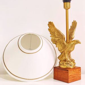 Lampe de table Aigle doré de luxe avec sculpture d'aigle en vol détaillée sur base en bois, lampe décorative élégante avec tissu blanc - Product Image 6