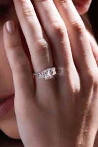 แหวนหมั้นเพชรทรงเอเมอรัลด์ 3.50 กะรัต เพชรแล็บ 14k ทองคำขาว หรูหรา รับรองโดย IGI สำหรับผู้หญิง - Product Image 2