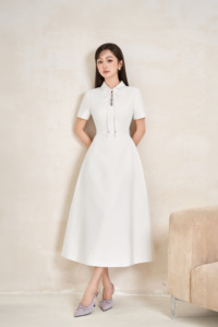 เดรสยาวทรงเข้ารูปสำหรับผู้หญิง คอปกปีเตอร์แพน รุ่น CLARA OEM / ODM ป้องกันไฟฟ้าสถิตย์ สไตล์เรียบง่าย เอวสูง เหมาะกับทุกฤดูกาล - Product Image 3