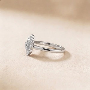 Bague ouverte à double grappe florale en or blanc 9K avec diamant de laboratoire taille ronde 1,25 carat pour femme, bijoux fins personnalisés - Product Image 5