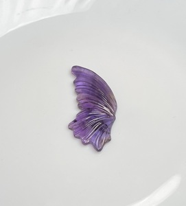 Gema Tallada en Forma de Ala de Mariposa de Amatista Púrpura Natural |   Ala de piedra preciosa tallada a mano para la creación de joyería fina, colgante, anillo - Product Image 1