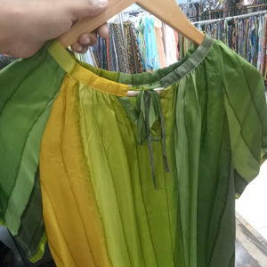 Chemisier plissé dégradé en satin vintage à col rabattu et manches ballon, léger et texturé, pour femmes et jeunes filles - Product Image 1