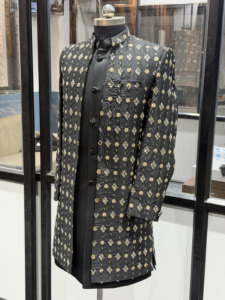Costume de marié indien-occidental de luxe pour homme, noir, 3 pièces, avec motif doré brodé, veste Bandhgala Nehru, kurta et pantalon - Product Image 3