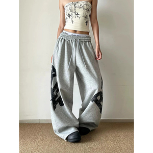 Pantalones deportivos anchos y holgados de color gris para mujer – Joggers con estampado de letras americanas Y2K |   Pantalones de estilo urbano vintage de corte holgado - Product Image 5
