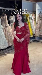 ชุดเลเฮนกาสีแดงสำหรับงานปาร์ตี้ พร้อมเสื้อคลุม ผ้าเนื้อยืด ไม่ยับ แห้งเร็ว ใส่ได้สองด้าน ความยาวระดับข้อเท้า - Product Image 2