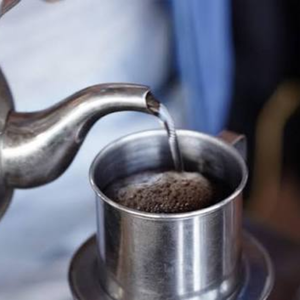 กาแฟโรบัสต้าเวียดนามที่ยั่งยืนได้ – รสชาติเข้มข้นและกลมกล่อม, เมล็ดกาแฟธรรมชาติคั่วกลางบดละเอียด 100%, บ่ม 18 เดือน, ความชื้น 5% - Product Image 1