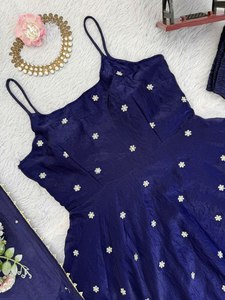 Nouvelle mode sud-indienne, salwar brodé en soie georgette, entièrement cousu, style col rond, léger, longueur ras du sol, idéal pour les fêtes. - Product Image 6