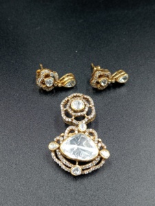 Collier pendentif ethnique plaqué or en alliage Amaira Jewels avec sertissage de pierres trillons, idéal pour un cadeau féminin - Product Image 1