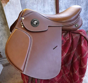 Selle de dressage Close Contact avec arceau en bois et plastique pour cheval noir - Durable, confortable, légère, en cuir véritable - Product Image 2