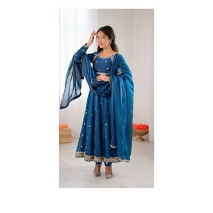 Ensemble de tenue de travail en soie premium avec broderie à motifs, pantalon de travail micro-brodé à l'avant et à l'arrière, taille élastique et dupatta brodée au fil. - Product Image 1