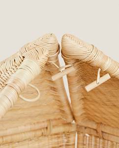 Maison de poupée détachable magnifiquement conçue pour les enfants, tissée en rotin naturel, disponible en deux tailles pour poupées et enfants. - Product Image 4