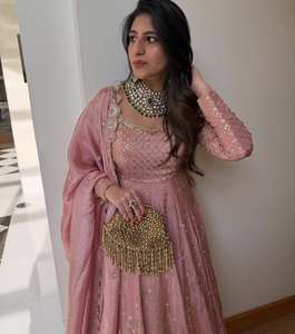 Vestido Anarkali Rosa de Diseñador con Bordado y Dupatta |   Vestido Étnico de Fiesta para Mujer con Lentejuelas y Bordado Zari - Product Image 2