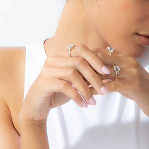Bagues de fiançailles personnalisées en or massif 14K 18K avec diamants de laboratoire marquise 2,50 carats et trois pierres, alliances modernes demi-lune latérales, vente en gros - Product Image 2