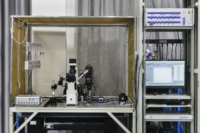 Sistema de perfusión de fármacos programable de múltiples líneas con interfaces de control analógicas y digitales