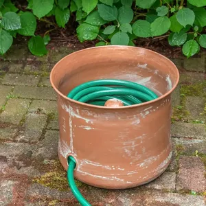 Macetas de metal rústicas hechas a mano, ideales para patios y jardines, que ofrecen un elegante almacenamiento exterior para mangueras de jardín largas. - Product Image 1