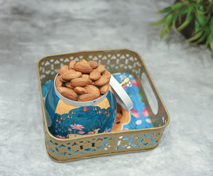 Plateau ovale en métal artisanal avec deux pots assortis |   Cadeau de retour pour mariage indien festif |   Ensemble cadeau de luxe pour l'inauguration d'une maison - Product Image 2