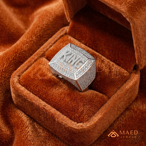 Bague avec inscription KING en finition or blanc argenté |   Médaille carrée sertie de pierres |   Bague de style hip-hop pour célébrités - Product Image 1