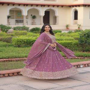 VASTRA COTTAGE Lehenga Choli de Diseño Georgette con Lentejuelas y Bordado Zari, Lehenga Completamente Cosida, Blusa Sin Coser y Dupatta - Product Image 4