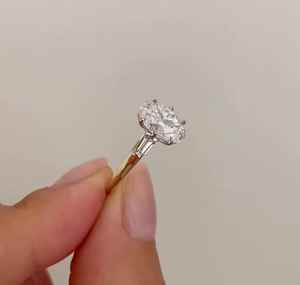 Anillo de Compromiso de Oro Sólido de 14K con Tres Diamantes Naturales Ovalados de 1.01CT G VS2, Certificados de Lujo, con Piedras Laterales en Forma de Baguette - Product Image 4