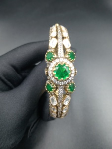 Bracelet manchette plaqué or de luxe avec pierre doublette verte taille émeraude, bijou classique pour femme, idéal pour mariage - Product Image 2