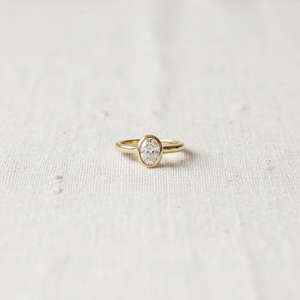 Anillo de Compromiso de Oro de 14K con Diamante Cultivado en Laboratorio de Corte Ovalado, Engaste en Bisel, Joyería de Boda Moderna con Certificación IGI para Mujer - Product Image 3