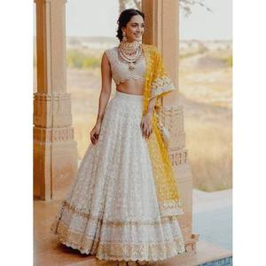 Lehenga Choli de mariée en georgette brodée blanche inspiré de Kiara Advani - Product Image 1