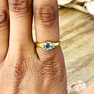 Anillos de Topacio Azul de Diseño Único, Banda Minimalista de Latón para Mujer, Chapado en Oro de 18k, Estilo Geométrico Delicado, para Venta al por Mayor/OEM/ODM - Product Image 4