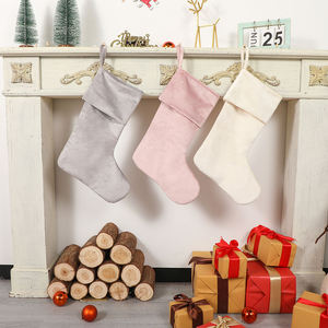 Chaussettes de Noël en velours rouge, rose et gris, douces, brodées, décoratives à suspendre - Product Image 5