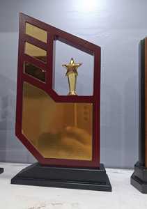 การออกแบบถ้วยรางวัลไม้สมัยใหม่ที่มีรูปลักษณ์หรูหราสำหรับการประชุมและพิธีต่างๆ - Product Image 2