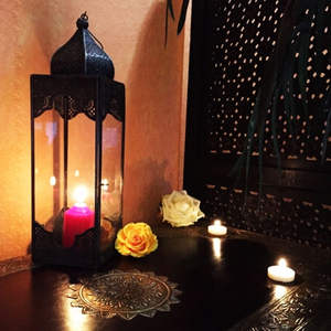 Farol de hierro pintado a mano con aspecto envejecido y gran abertura para facilitar la colocación de velas - Product Image 2