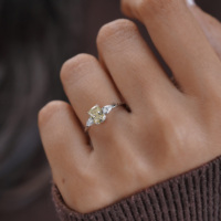 Bague de fiançailles en moissanite jaune éclatant taille radiant 1,00 carat, sertie à griffes avec pierre latérale en forme de poire, en or blanc massif 14K, style tendance, excellente