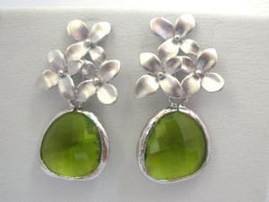 ต่างหูเพอริดอทสีเขียว ต่างหูรูปดอกไม้แก้ว ต่างหูเพอริดอทสีเขียวแอปเปิ้ลเงิน ต่างหูเพื่อนเจ้าสาว ของขวัญสำหรับผู้หญิง - Product Image 3