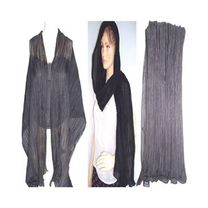 Écharpe élégante en soie noire froissée Taby, texture douce de qualité supérieure, écharpe en soie élégante pour femmes, look de créateur de luxe - Product Image 1