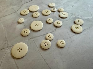 กระดูกควายธรรมชาติ รูปทรงกลม สีขาว แบบสี่รู วัสดุงานฝีมือธรรมชาติ โดย Curio Craft - Product Image 5