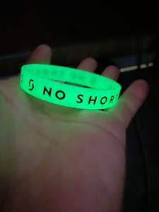 สายรัดข้อมือซิลิโคนจากโรงงานโดยตรง สร้อยข้อมือยางแบบกำหนดเองสำหรับโรงเรียน มีจำหน่ายทั่วโลก - Product Image 5