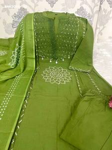 Collection de Kurti-Dupatta longue coupe A en coton de haute qualité 60-60 avec imprimé Bandhej et ensemble pantalon pour femme - Exportateur de mode - Product Image 4
